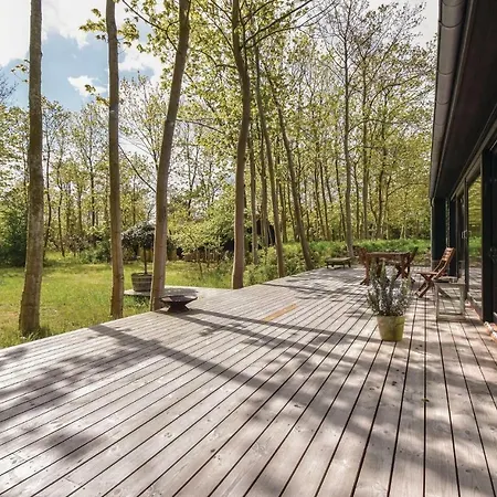 Three-bedroom Holiday In * Martofte